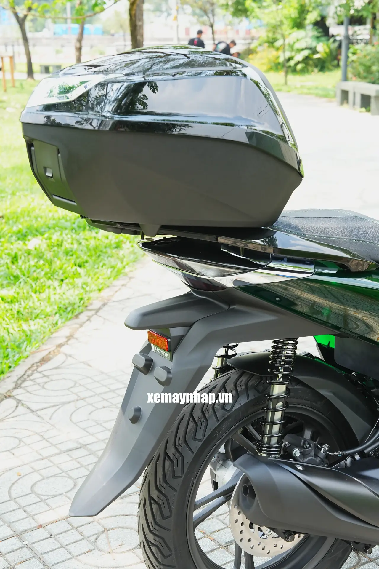 3 mon phu kien xe dang dong tien trang bi tren xe Honda SH Y Vetro DSC06331