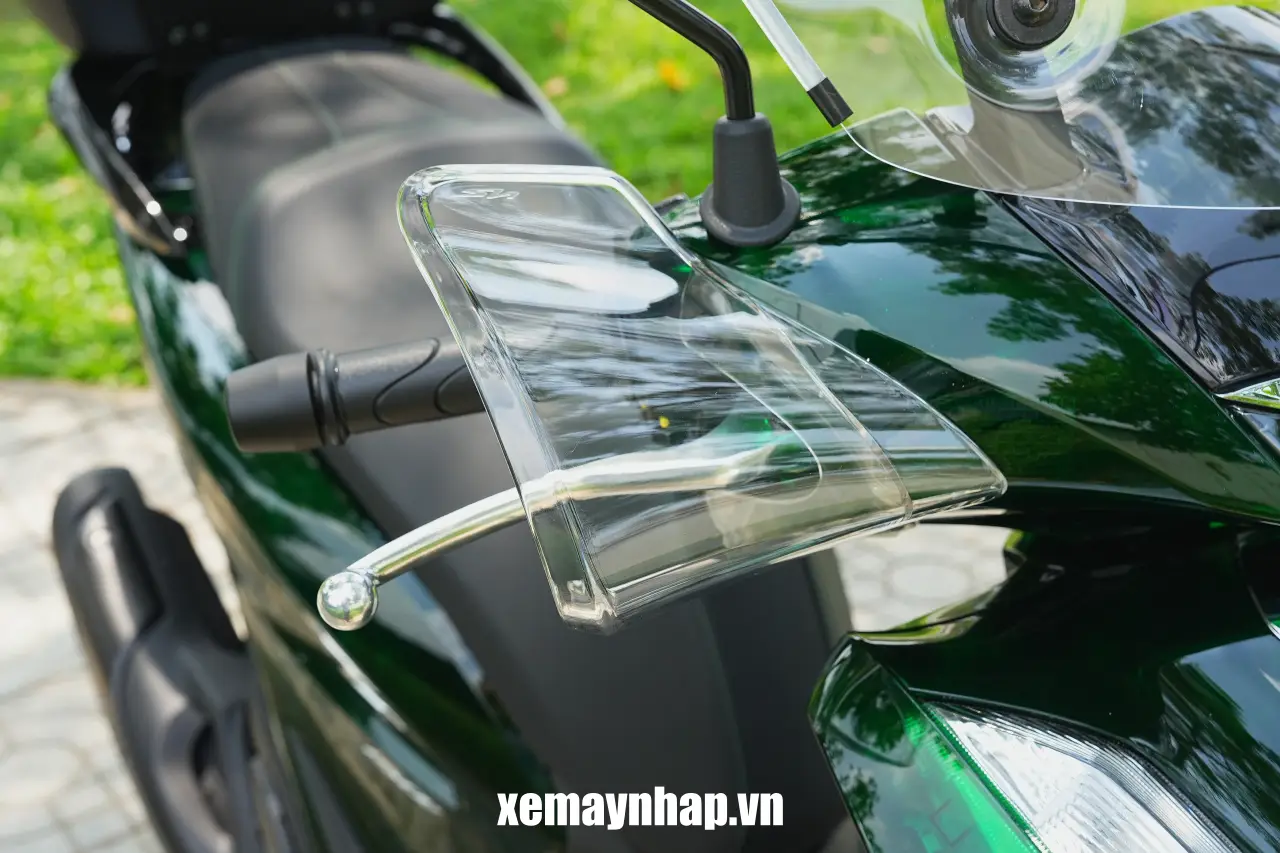 3 mon phu kien xe dang dong tien trang bi tren xe Honda SH Y Vetro DSC06347