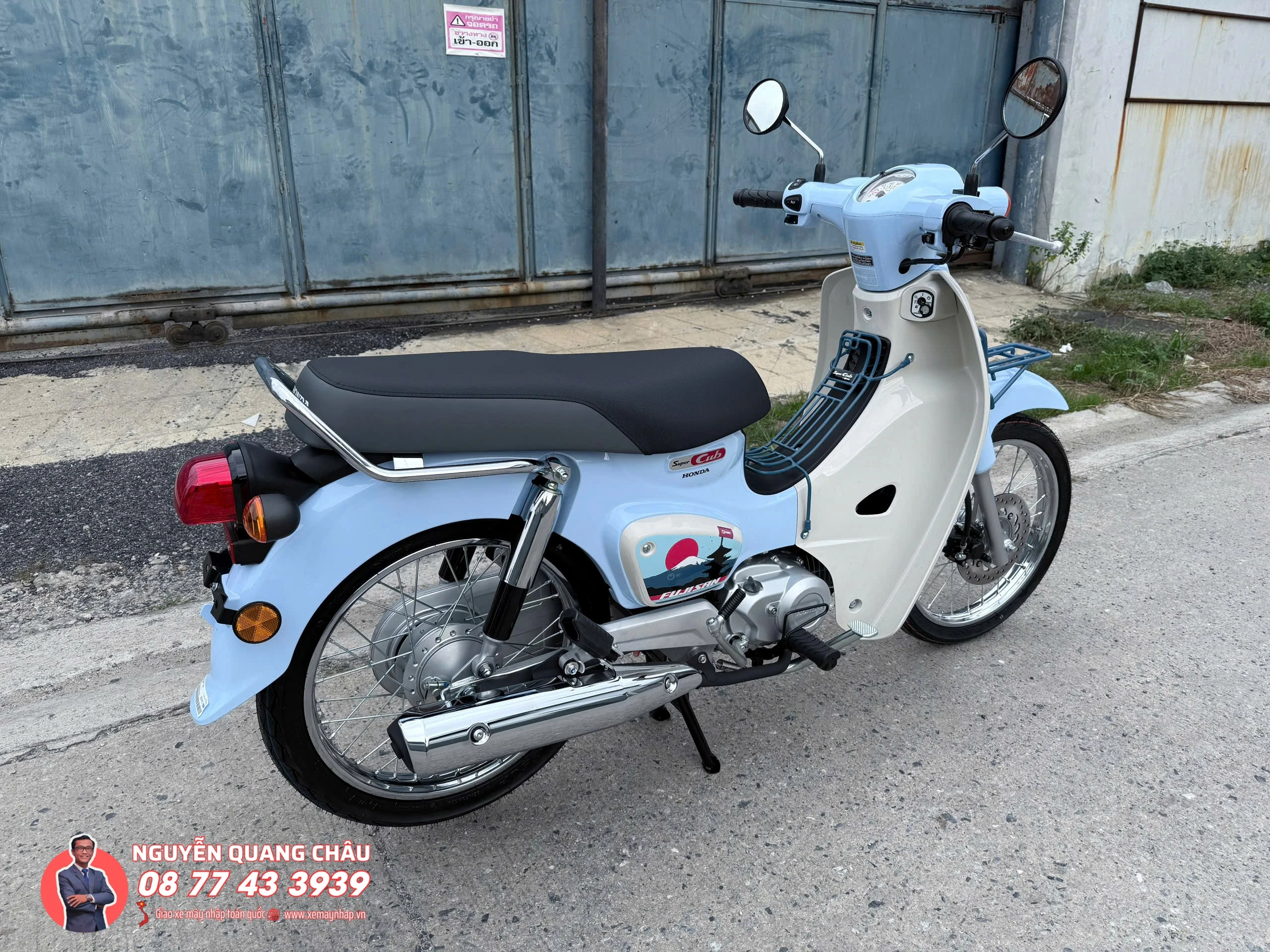 Honda Super Cub Fujisan Limited Edition đã về đến Việt Nam - Giới thượng lưu sưu tầm xe 8 Honda Super Cub Fujisan Limited Edition chi san xuat gioi han 500 chiec tren toan Thai Lan 11