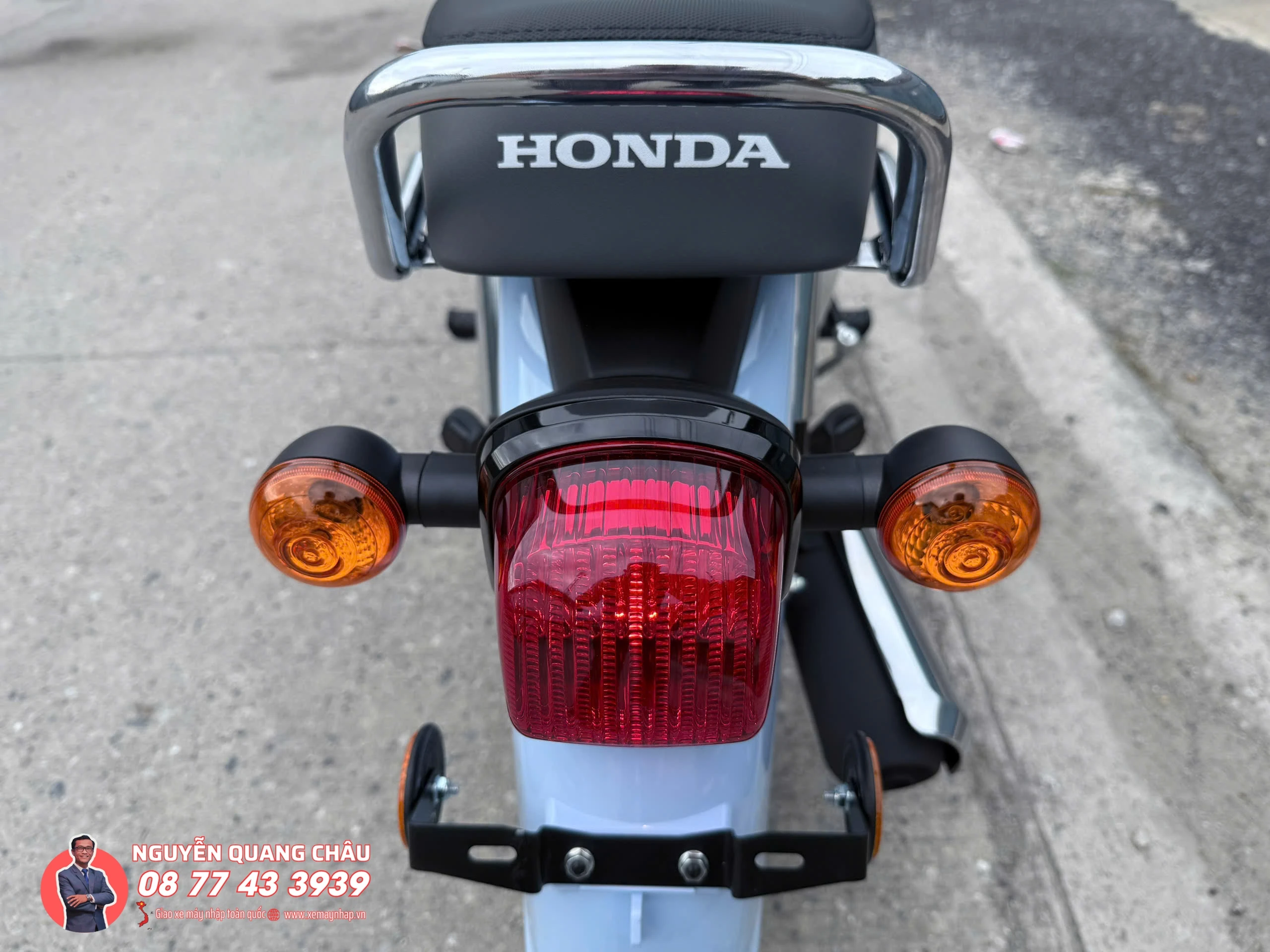 Honda Super Cub Fujisan Limited Edition đã về đến Việt Nam - Giới thượng lưu sưu tầm xe 41 Honda Super Cub Fujisan Limited Edition chi san xuat gioi han 500 chiec tren toan Thai Lan 17