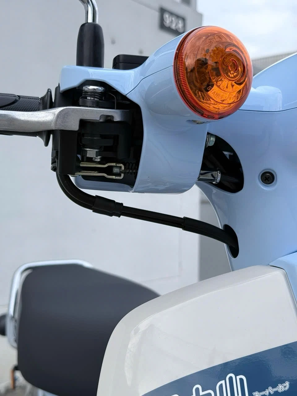 Honda Super Cub Fujisan Limited Edition đã về đến Việt Nam - Giới thượng lưu sưu tầm xe 38 Honda Super Cub Fujisan Limited Edition chi san xuat gioi han 500 chiec tren toan Thai Lan 32