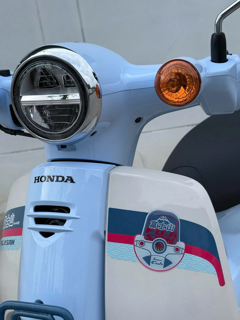Honda Super Cub Fujisan Limited Edition đã về đến Việt Nam - Giới thượng lưu sưu tầm xe 17 Honda Super Cub Fujisan Limited Edition chi san xuat gioi han 500 chiec tren toan Thai Lan 34