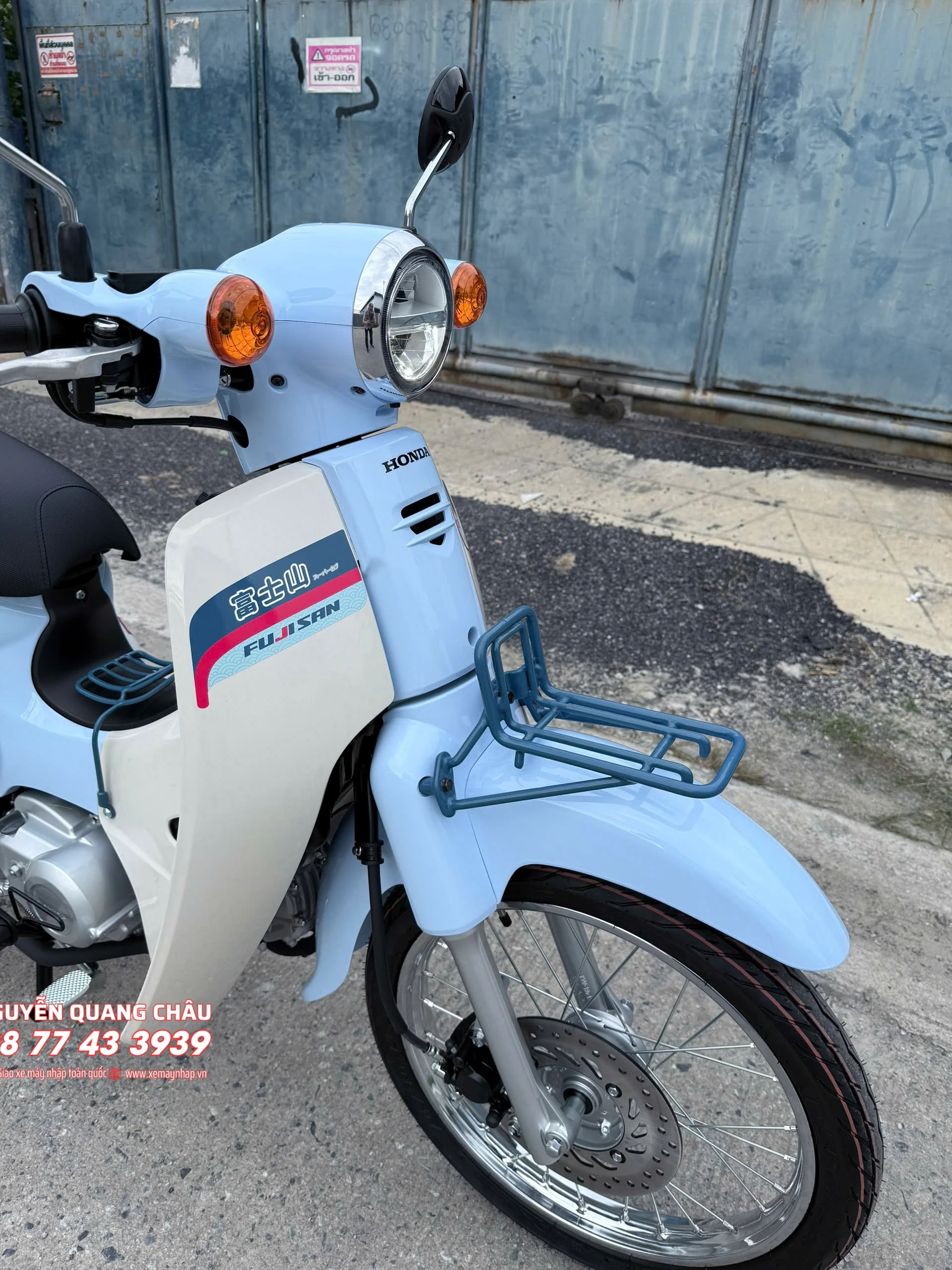 Honda Super Cub Fujisan Limited Edition đã về đến Việt Nam - Giới thượng lưu sưu tầm xe 40 Honda Super Cub Fujisan Limited Edition chi san xuat gioi han 500 chiec tren toan Thai Lan 47